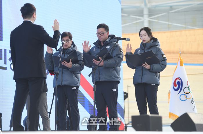 김성진 감독, 최우진, 최민정(왼쪽)이 7일 진천 국가대표선수촌에서 열린 2026 국가대표선수단 훈련개시식에서 대표자 선서를 하고 있다. 진천 | 최승섭기자 thunder@sportsseoul.com