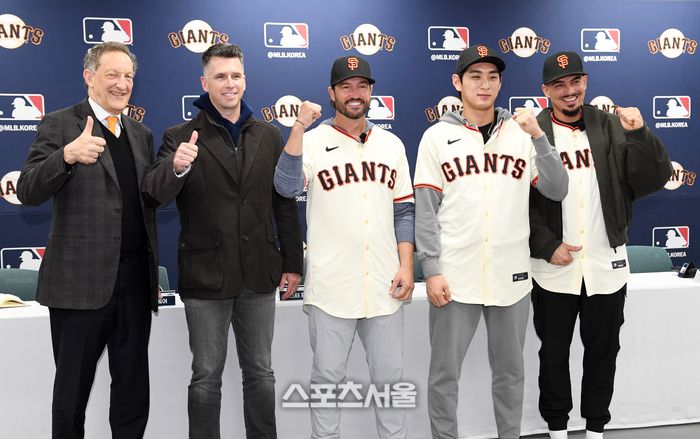 미국 메이저리그 샌프란시스코 자이언츠의 래리 베어 CEO, 버스터 포지 사장, 토니 비텔로 감독, 이정후, 윌리 아다메스(왼쪽부터)가 7일 경기도 이천 LG챔피언스파크에서 진행된 미디어데이 행사에서 취재진을 향해 포즈를 취하고 있다. 이천 | 박진업 기자 upandup@sportsseoul.com