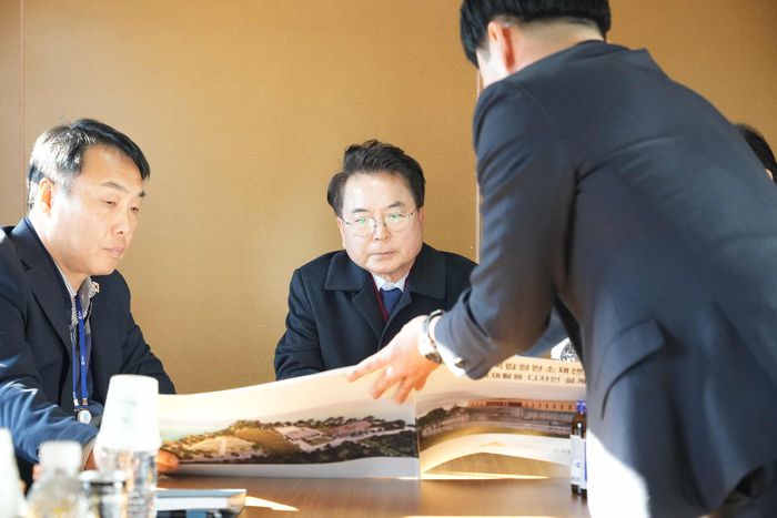 육동한 춘천시장이 7일 국립정원소재센터 현장에서 공사현황을 보고받고 있다.  사진|춘천시청