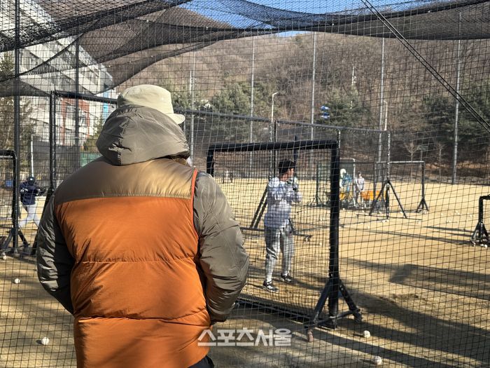 윤동희가 직접 배팅 케이지에 들어가, 대원중학교 선수들에게 타격에 대해 설명하고 있다. 이를 박건수 감독이 지켜보고 있는 모습. 성남 | 박연준 기자 duswns0628@sportsseoul.com