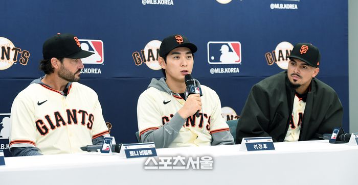 미국 메이저리그 샌프란시스코 자이언츠의 토니 비텔로 감독(왼쪽)과 이정후(가운데), 윌리 아다메스가 7일 경기도 이천 LG챔피언스파크에서 진행된 미디어데이 행사에서 인사말을 하고 있다. 이천 | 박진업 기자 upandup@sportsseoul.com
