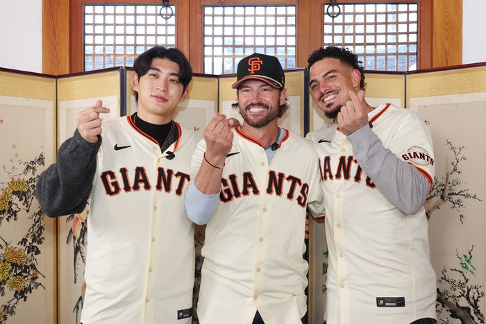 샌프란시스코 이정후가 6일 서울 종로구 누하동에서 토니 비텔로 감독(중간) 및 윌리 아다메스(오른쪽)와 한국 문화 체험에 앞서 기념촬영하고 있다. 사진 | 연합뉴스