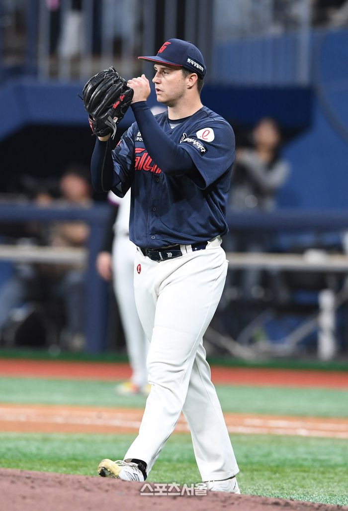 롯데 데이비슨이 1일 서울 고척스카이돔에서 열린 2025 KBO리그 키움과 경기 7회말 무사 1루 상황에서 키움 오선진을 더블 플레이로 잡아낸 뒤 야수들을 향해 박수를 보내고 있다. 고척 | 박진업 기자 upandup@sportsseoul.com