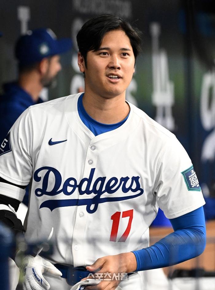 LA 다저스 오타니 쇼헤이가 17일 서울 고척스카이돔에서 진행된 키움과 연습경기 2회초 두 번째 타석을 마친 뒤 동료와 이야기를 나누고 있다. 고척 | 박진업 기자 upandup@sportsseoul.com