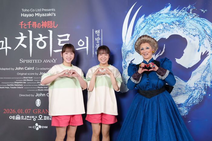 7일 음악극 ‘센과 치히로의 행방불명’ 오리지널 투어 미디어콜에서 (왼쪽부터) ‘치히로’ 역 카미시라이시 모네와 카와에이 리나, ‘유바바/제니바’ 역 나츠키 마리가 단체 사진을 촬영하고 있다. 사진 | CJ ENM