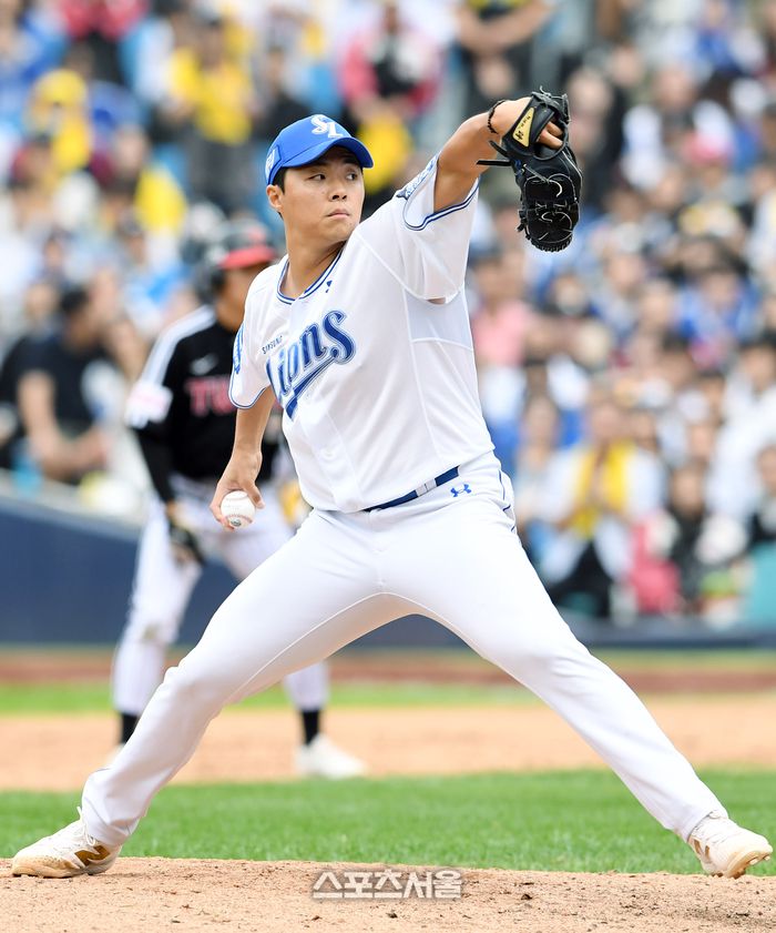 삼성 투수 김윤수가 13일 대구삼성라이온즈파크에서 열린 2023 KBO리그 LG와 플레이오프 1차전 7회초 2사 1,2루 상황에 등판해 힘차게 공을 던지고 있다. 대구 | 박진업 기자 upandup@sportsseoul.com