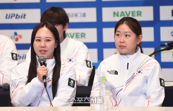 스피드 박지우가 기자의 질문에 답하고 있다.