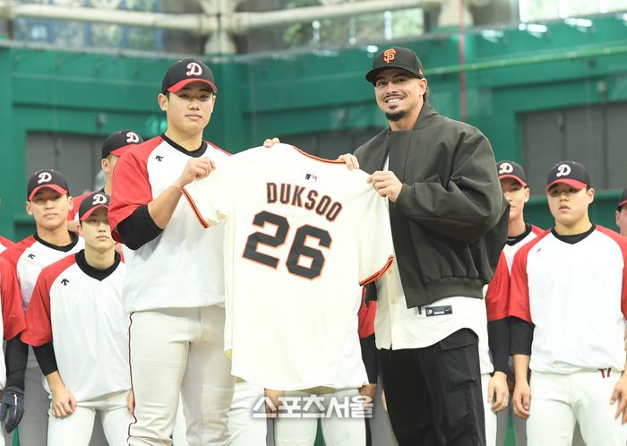 미국 메이저리그 샌프란시스코 자이언츠의 유격수 윌리 아다메스(오른쪽)가 7일 경기도 이천 LG챔피언스파크에서 진행된 미디어데이 행사에서 클리닉에 참가한 덕수고 선수들에게 기념 유니폼을 전달하고 있다. 이천 | 박진업 기자 upandup@sportsseoul.com
