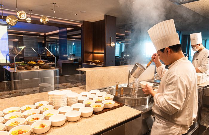 대한항공이 아시아나항공의 인천국제공항 제2여객터미널(T2) 이전을 앞두고 고객들의 라운지 이용 편의성을 높이기 위해 IT 및 빅데이터를 활용한 서비스 제고에 나선다. 인천국제공항 제2여객터미널 대한항공 프레스티지 동편(우측) 라운지의 모습. 사진ㅣ대한항공