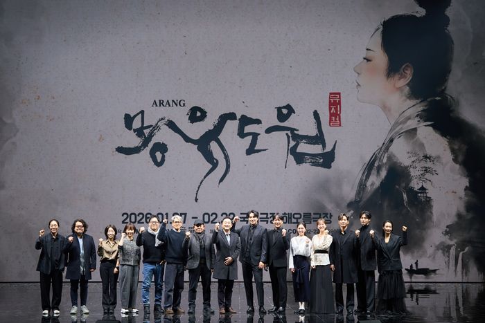 7일 뮤지컬 ‘몽유도원’ 제작발표회에서 창작진·배우들이 단체 사진을 촬영하고 있다. 사진 | ㈜에이콤