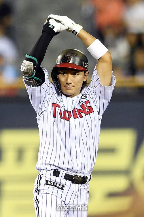 LG 신민재가 2일 잠실구장에서 열린 2025 KBO리그 롯데와 경기 3회말 1사 2루 상황에서 롯데 선발투수 박세웅을 상대로 1타점 2루타를 치고 세리머니를 하고 있다. 2025. 9. 2. 잠실 | 박진업 기자 upandup@sportsseoul.com