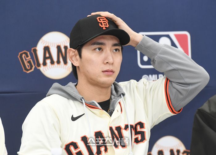 미국 메이저리그 샌프란시스코 자이언츠의 이정후가 7일 경기도 이천 LG챔피언스파크에서 진행된 미디어데이 행사에서 모자를 고쳐쓰고 있다. 이천 | 박진업 기자 upandup@sportsseoul.com