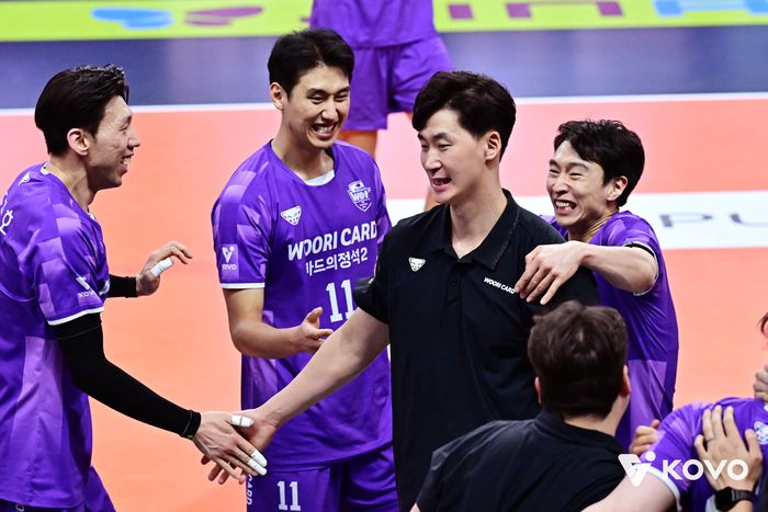 박철우(가운데) 감독 대행. 사진 | 한국배구연맹