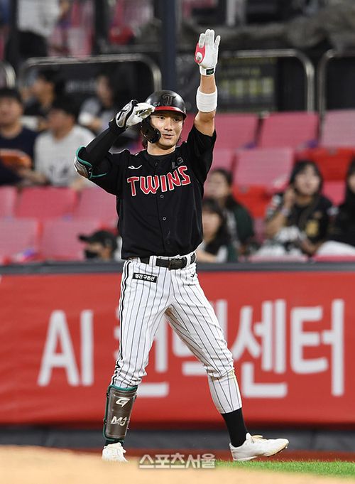 LG 신민재가 18일 수원 KT위즈파크에서 열린 2025 KBO리그 KT와의 더블헤더 2차전 2회초 2사 2-3루 상황에서 KT 선발 패트릭을 상대로 2타점 적시타를 치고 세리머니를 하고 있다. 2025. 9. 18. 수원 | 박진업 기자 upandup@sportsseoul.com