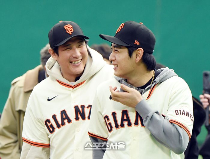 이정후와 함께한 황재균(왼쪽).  사진 | 박진업 기자 upandup@sportsseoul.com