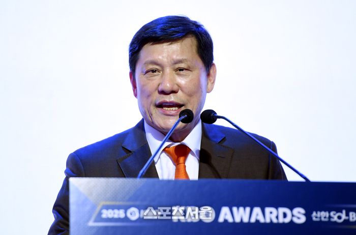 허구연 KBO 총재가 24일 서울 송파 롯데호텔 월드에서 열린 2025 KBO 시상식에서 2028-2037 타이틀 스폰서십 체결에 앞서 인사를 하고 있다. 사진 | 최승섭기자 thunder@sportsseoul.com