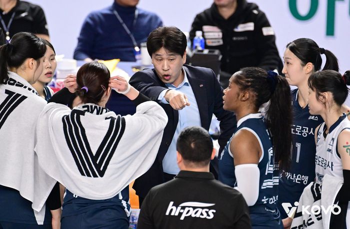 작전 지시하는 도로공사 김종민 감독.제공 | 한국배구연맹