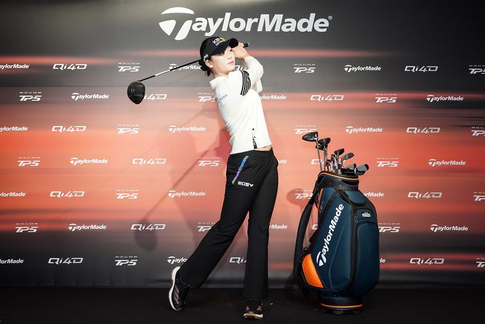 9일 서울 워커힐 호텔 빛의 시어터에서 열린 테일러메이드 ‘2026 언팩트 인비테이셔널’ 신제품 출시 행사에서 방신실이 포즈를 취하고 있다. 사진 | 테일러메이드