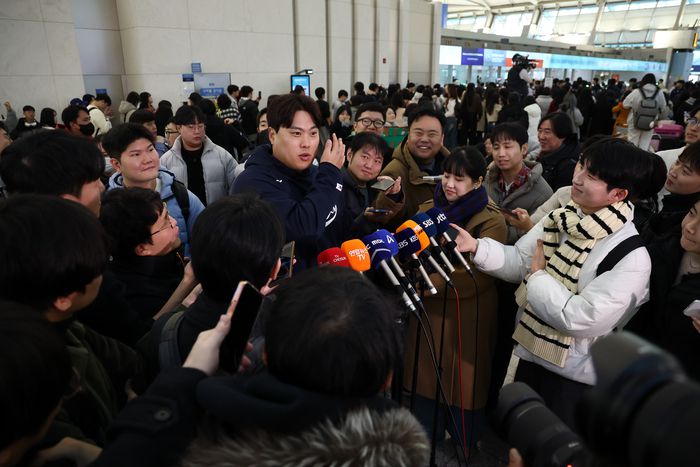 한국 야구대표팀 류현진이 9일 인천국제공항 1터미널에서 월드베이스볼클래식(WBC) 1차 캠프지인 사이판 출국에 앞서 취재진과 인터뷰를 하고 있다. 사진 | 연합뉴스