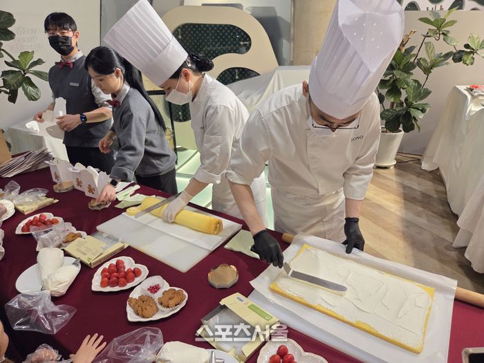 3일 오후 강원 홍천 소노펠리체에서 열린 딸기 뷔페에서 셰프들이 즉석에서 롤케이크를 만들고 있다. 이날 현장에는 딸기로 장식된 대형 3단 케이크와 마카롱, 초콜릿 분수 등 다양한 디저트가 마련돼 방문객들의 눈길을 끌었다. 홍천 | 원성윤 기자 socool@sportsseoul.com