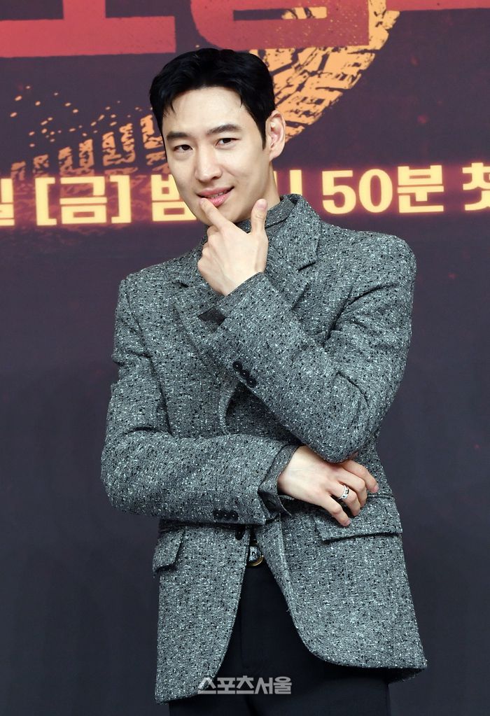 배우 이제훈이 18일 서울 양천구 SBS사옥에서 진행된 SBS 금토드라마 ‘모범택시3’ 제작발표회에서 취재진을 향해 포즈를 취하고 있다.  2025. 11. 18. 박진업 기자 upandup@sportsseoul.com