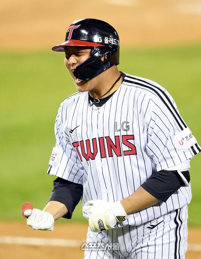 LG 이재원이 25일 잠실구장에서 열린 2022 KBO리그 키움과 플레이오프 2차전 5회말 1사 만루 상황에서 키움 양현을 상대로 1타점 희생플라이를 치고 포효하고 있다. 잠실 | 박진업기자 upandup@sportsseoul.com