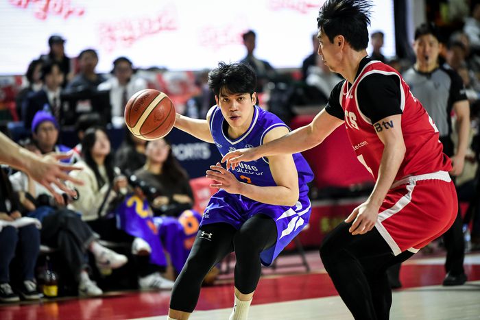 삼성 박승재(왼쪽)가 11일 잠실학생체육관에서 열린 2025~2026 KBL 프로농구 정규리그 SK와 경기에서 드리블 돌파하고 있다. 사진 | KBL