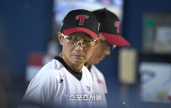 LG 염경엽 감독이 20일 서울 잠실구장에서 열린 2025 KBO리그 롯데와 경기 도중 더그아웃의 선수들을 살피고 있다. 잠실 | 최승섭기자 thunder@sportsseoul.com