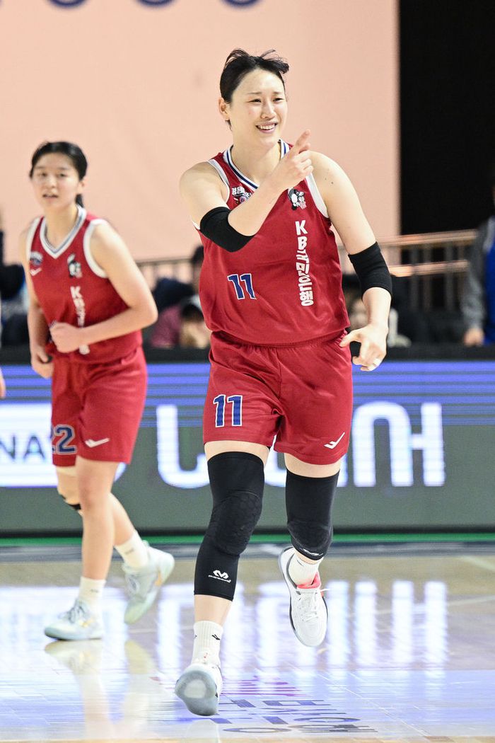 강이슬이 득점에 성공한 뒤 세리머니를 펼치고 있다. 사진 | WKBL