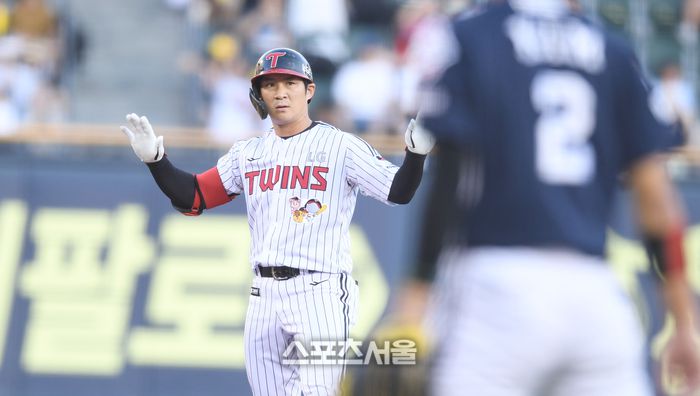 LG 오지환이 7일 서울 잠실구장에서 열린 2025 KBO리그 두산과 경기 2회말 무사1루 좌중간 2루타를 친 후 타임을 요청하고 있다. 잠실 | 최승섭기자 thunder@sportsseoul.com