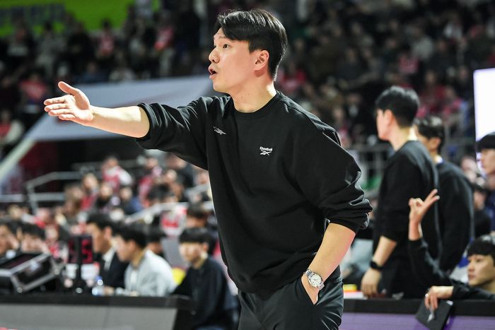 삼성 김효범 감독이 11일 잠실학생체육관에서 열린 2025~2026 LG전자 프로농구 정규리그 SK전에서 선수들에게 지시하고 있다. 사진 | KBL