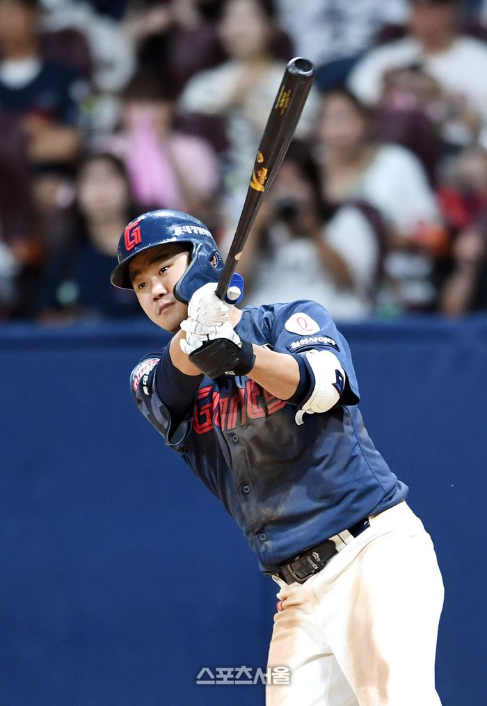 롯데 손호영이 24일 고척스카이돔에서 열린 2025 KBO리그 키움과 경기 7회초 무사 키움 투수 이준우를 상대로 안타를 치고 있다. 고척 | 박진업 기자 upandup@sportsseoul.com