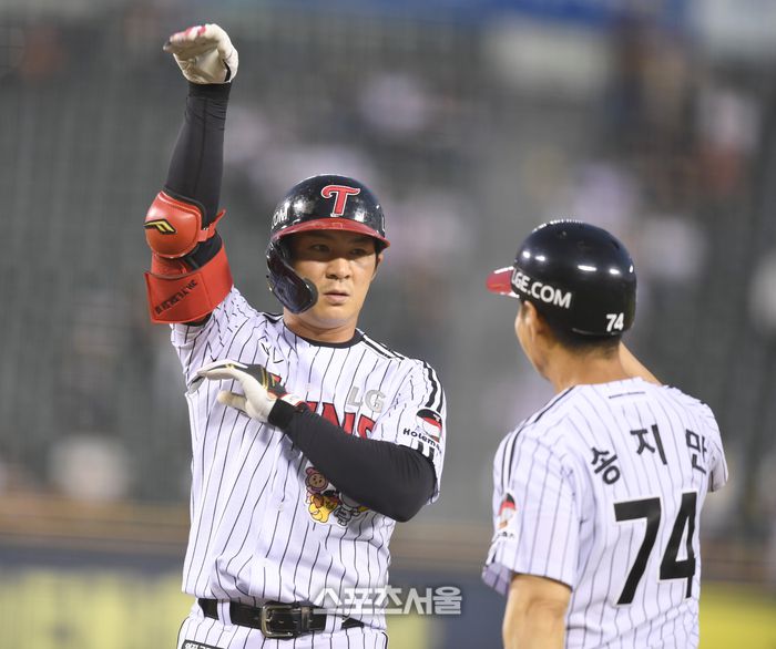 LG 오지환이 6일 서울 잠실구장에서 열린 2025 KBO리그 두산과 경기 4회말 2사만루 2타점 안타를 친 후 세리머니를 하고 있다. 잠실 | 최승섭기자 thunder@sportsseoul.com