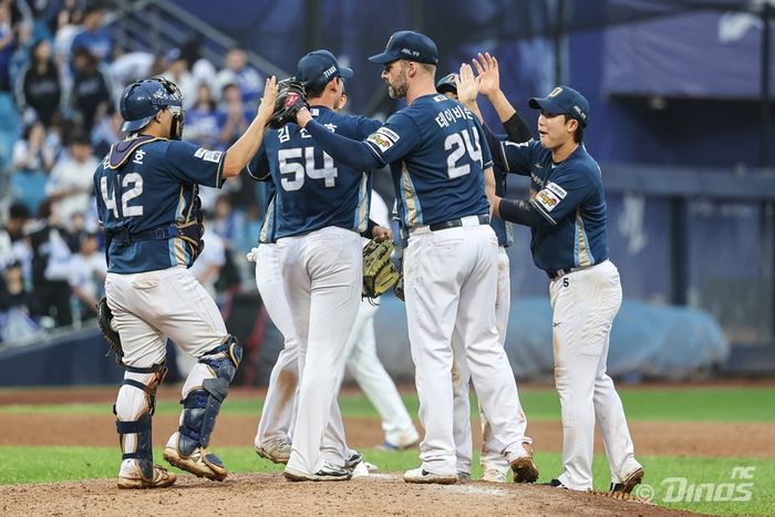 NC 선수들이 6일 창원NC파크에서 열린 2025 KBO리그 포스트시즌 와일드카드 1차전 삼성전 승리 후 하이파이브를 하고 있다. 사진 | NC 다이노스