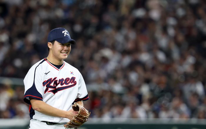 16일 일본 도쿄돔에서 열린 2025 K베이스볼 시리즈 대한민국과 일본의 평가전. 3회초 대표팀 선발투수 정우주가 무실점으로 이닝을 마친 뒤 미소 짓고 있다. 사진 | 연합뉴스