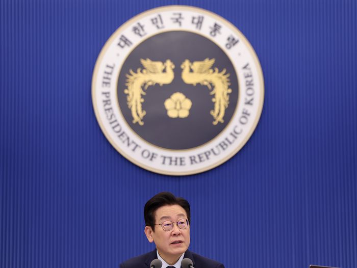 이재명 대통령이 8일 청와대에서 열린 수석보좌관회의에서 발언하고 있다. 사진 | 연합뉴스