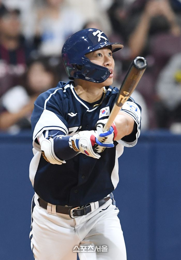 대한민국 야구 대표팀의 송성문이 2일 서울 고척스카이돔에서 열린 쿠바와 2차 평가전 4회초 1사 3루 상황에서 쿠바 투수 파드론을 상대로 1타점 2루타를 치고 있다. 고척 | 박진업 기자 upandup@sportsseoul.com