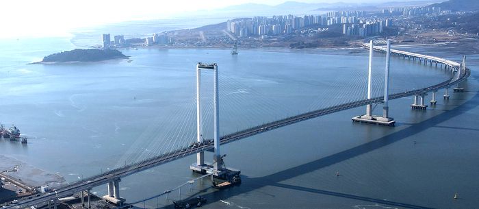 두 사건을 관통하는 키워드는 ‘행정 편의주의’다. 인국공은 ‘국가 계약법’을, KAC는 ‘배임 방지’를 방패 삼아 약자들의 고통을 외면한다. 사진은 인천 영종도와 청라국제도시를 연결하는 ‘인천 제3연륙교’. 사진 | 연합뉴스