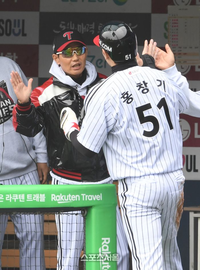 LG 염경엽 감독(왼쪽)가 26일 잠실구장에서 열린 2025 KBO리그 한화와의 한국시리즈 1차전 1회말 1사 2-3루 상황에서 김현수의 내야땅볼에 홈을 밟은 홍창기와 하이파이브를 하고 있다. 잠실 | 박진업 기자 upandup@sportsseoul.com