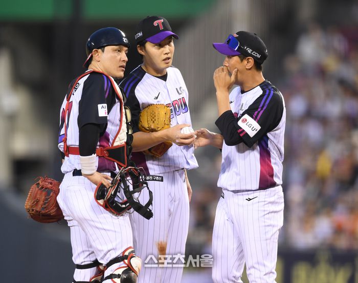 LG 투수 임찬규가 8일 서울 잠실구장에서 열린 2025 KBO리그 한화와 경기 4회초 무사1,2루 상황에 마운드를 방문한 김광삼 코치의 이야기를 듣고 있다.잠실 | 최승섭기자 thunder@sportsseoul.com