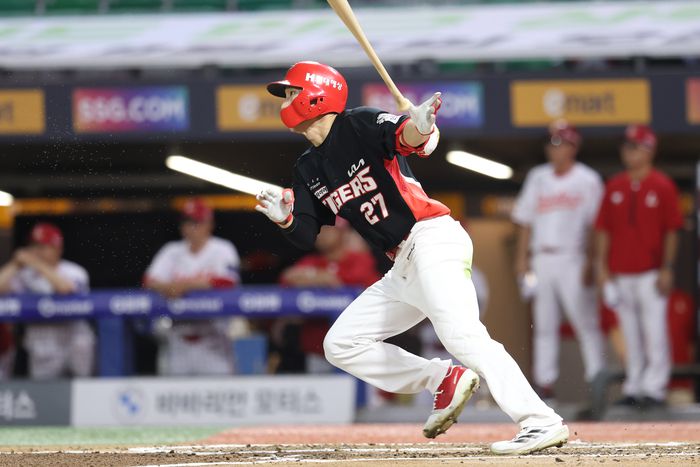 KIA 김호령이 27일 인천SSG랜더스필드에서 열린 2025 KBO리그 SSG와 경기에서 6회초 안타를 때리고 있다. 사진 | KIA 타이거즈