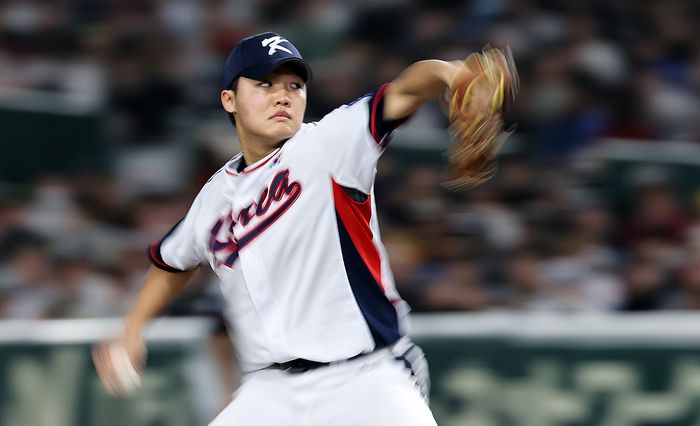 16일 일본 도쿄돔에서 열린 2025 K베이스볼 시리즈 대한민국과 일본의 평가전. 1회초 대한민국 선발투수 정우주가 역투하고 있다. 사진 | 연합뉴스