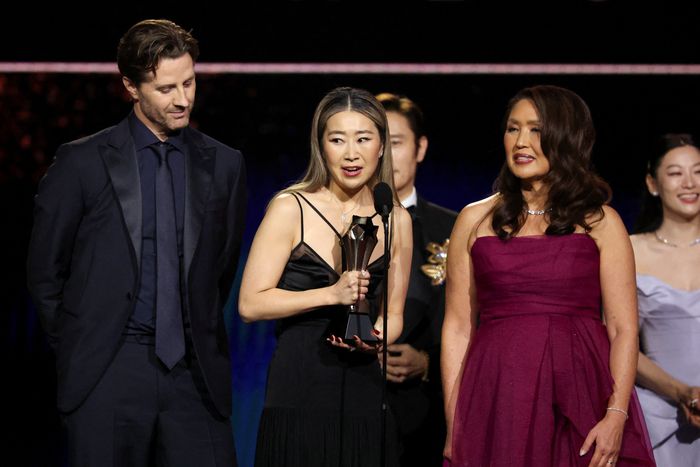 매기 강 감독이 지난 4일(현지시간) 크리스틱 초이스에서 최우수 장편 애니메이션을 수상한 뒤 소감을 말하고 있다. 캘리포니아 | 로이터 연합뉴스