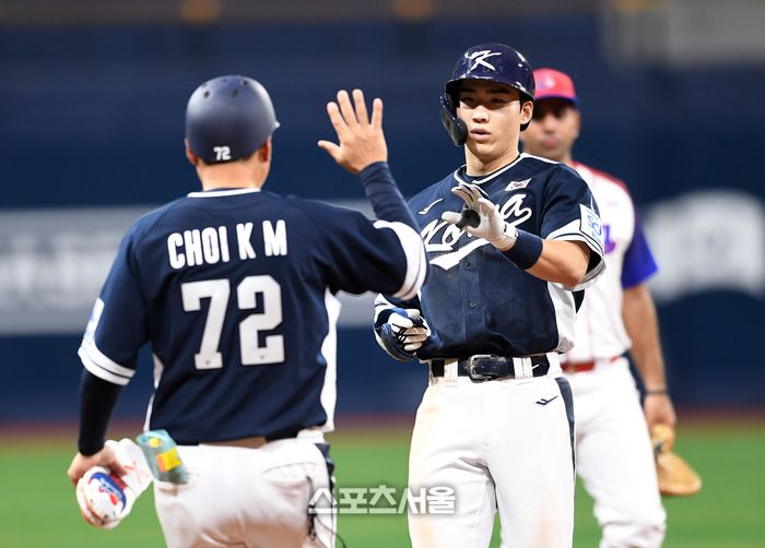 대한민국 야구 대표팀의 이주형(오른쪽)이 2일 고척스카이돔에서 열린 쿠바와 2차 평가전 8회초 1사 만루 상황에서 2타점 2루타를 치고 최기문 코치와 하이파이브를 하고 있다. 고척 | 박진업 기자 upandup@sportsseoul.com