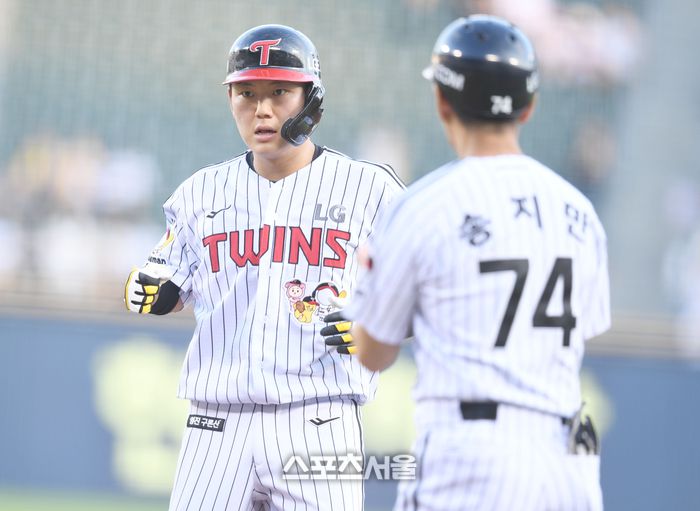 LG 이주헌이 6일 서울 잠실구장에서 열린 2025 KBO리그 두산과 경기 3회말 내야안타를 친 후 세리머니를 하고 있다. 잠실 | 최승섭기자 thunder@sportsseoul.com