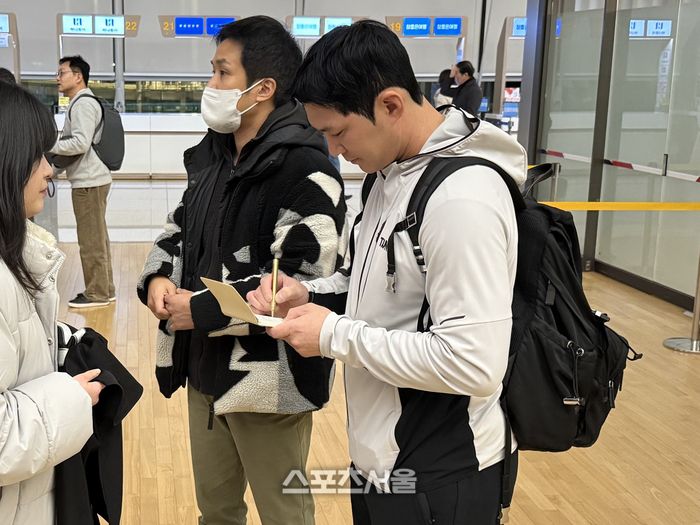 그러나 이번 캠프 출국길에는 비어 있는 오지환의 손목. 인천공항 | 박연준 기자 duswns0628@sportsseoul.com