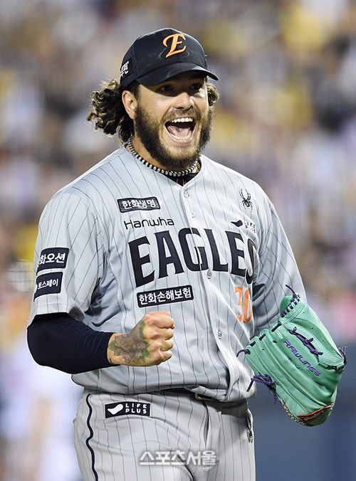 한화 선발투수 폰세가 28일 잠실구장에서 열린 2025 KBO리그 LG와 경기 6회말 2사 2루 상황에서 LG 오스틴을 좌익수 뜬공으로 잡아내며 이닝을 마치면서 포효하고 있다. 2025. 5. 28. 잠실 | 박진업 기자 upandup@sportsseoul.com