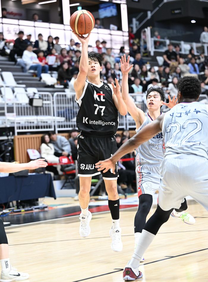 강성욱이 돌파한 뒤 슛을 시도하고 있다. 사진 | KBL