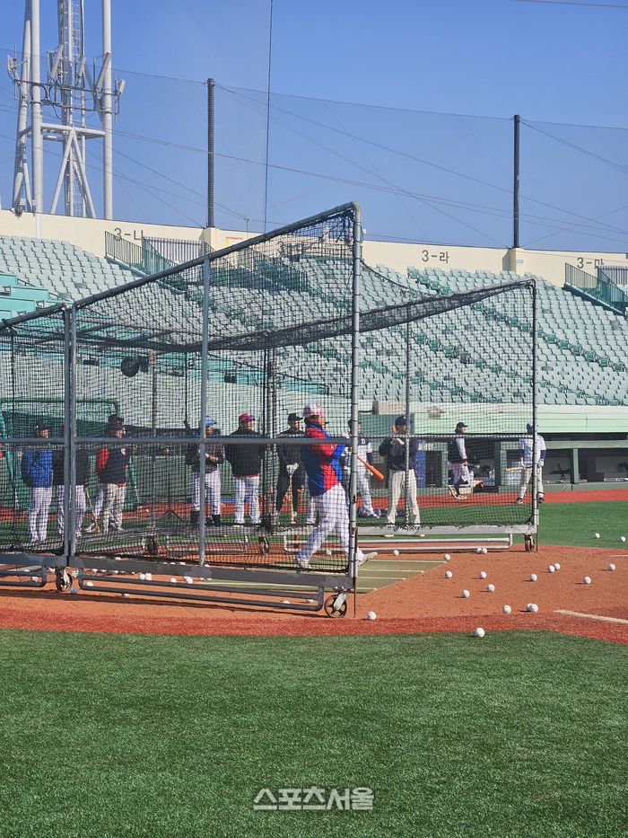 김동엽이 13일 울산 문수경기장에서 열린 울산 프로야구단 공개 트라이아웃에서 배팅을 치고 있다. 울산 | 강윤식 기자 skywalker@sportsseoul.com