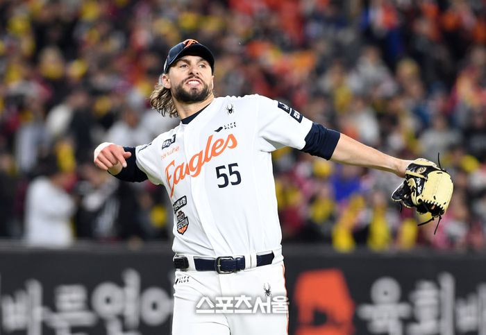 한화 와이스가 30일 대전 한화생명 볼파크에서 열린 2025 KBO리그 LG와 한국시리즈 4차전 5회초 1사 1-3루 상황에서 LG 박해민을 병살로 처리하며 위기를 넘기면서 포효하고 있다. 대전 | 박진업 기자 upandup@sportsseoul.com